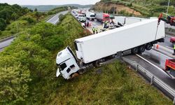 Beykoz'da 3 aracın karıştığı zincirleme kazada bariyerleri aşan TIR, yolun dışına çıktı