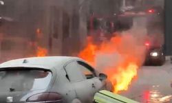 Beyoğlu’nda seyir halindeki otomobil alev alev yandı