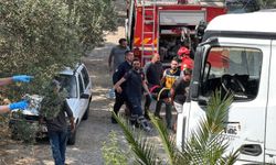 Bodrum'da iş makinesi taşıyan kamyon devrildi: 3 yaralı