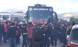 Çorum FK'da taraftarlar takım otobüsünün önünü kesip meşalelerle finali kutladı