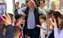Emekliye ayrılan 43 yıllık öğretmen, öğrencilerine gözyaşlarıyla veda etti