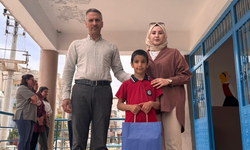 İstiklal Marşı’na yolda eşlik eden Emre’ye ödül