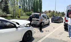 Çubuk'ta üç aracın karıştığı trafik kazasında 3 kişi yaralandı