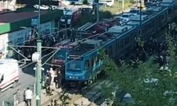 Yolun karşısına geçmek isteyen motosikletliye tramvay çarptı