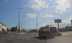 Hafif ticari araç ile özel halk otobüsü çarpıştı