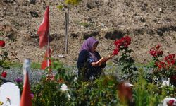 Hatay'da deprem şehitliğinde buruk bayram