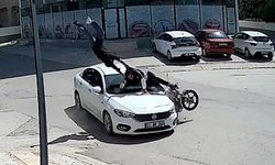 Kavşakta otomobile çarpan motosiklettekiler takla atıp, asfalt zemine düştü