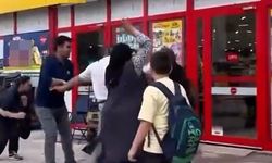 Market çalışanı ile müşterinin kavgası kamerada