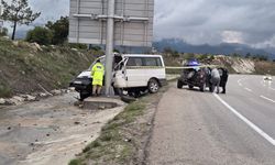 Minibüs, otomobile ve tabela direğine çarptı: 1 ölü
