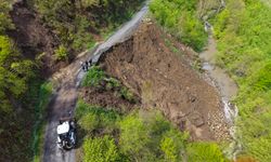 Ordu'da yaşanan heyelan nedeniyle yollarda çökme oluştu