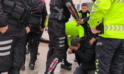 Polise direnen ehliyetsiz motosiklet sürücüsüne biber gazıyla müdahale