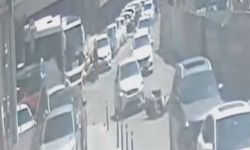 Kopan afiş parçası yüzüne çarpan motosiklet sürücüsü kaza yaptı