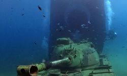 Saros’ta dalgıçlar tank batığına dalıp, Türk bayrağı açarak 19 Mayıs’ı kutladı