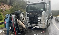 TIR, karşı şeride geçip otomobille çarpıştı: 1 ölü, 4 yaralı