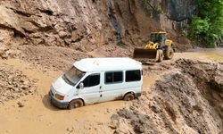 Trabzon’da heyelan; minibüsteki 3 kişi son anda kurtuldu
