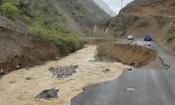 Erzincan'da Kemaliye-Başbağlar kara yolu, heyelan nedeniyle ulaşıma kapatıldı