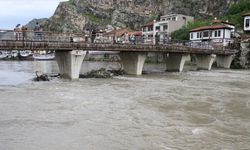 Amasya'da etkisini sürdüren sağanak Yeşilırmak'ın debisini yükseltti