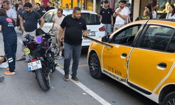 Açılan taksi kapısına çarparak devrilen motosikletin sürücüsü yaralandı