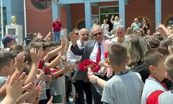 Alkışlarla uğurlanan 44 yıllık öğretmen, gözyaşlarına hakim olamadı