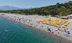 Antalya'nın bunaltıcı havasına mavi sularda serinlik aradılar