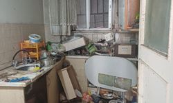 Kokudan rahatsız olan mahalleli ihbar etti; evden 5 kamyon çöp çıktı