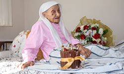 Atatürk'ün elini öptüğünü belirten 101 yaşındaki Hacer Akdoğan'a sürpriz doğum günü