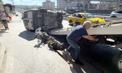 Avcılar’da hafif ticari araç motosiklete çarpıp yan yola devrildi: 2 yaralı