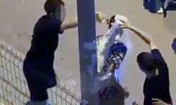 Aydınlatma direğine bağlayıp, üzerine un ve sıvı yağ döktüler