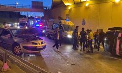 Bakırköy'de hafif ticari araç ile otomobil çarpıştı: 5 yaralı