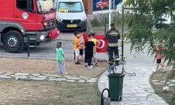 Düşen Türk bayrağına çocuklar sahip çıktı