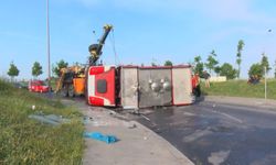 Yangından dönen itfaiye aracı devrildi: 2 yaralı