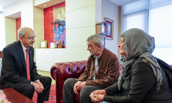 Kemal Kılıçdaroğlu, Altındağ İlçe Başkanlığının eski binasında kalan Kolukısa çiftini kabul etti