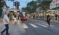 Raylara düşüp tramvayın altında kalan çocuk öldü