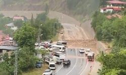 Feke-Kozan kara yolu sel ve heyelan nedeniyle ulaşıma kapandı