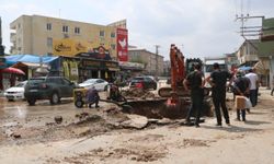 İçme suyu borusu patladı; yol çöktü, ev ve iş yerlerini su bastı