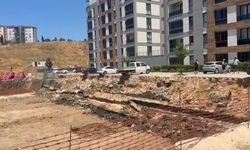 İnşaatın bitişiğindeki sitenin istinat duvarının çökme anı kamerada