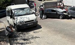 Park halindeki otomobil yokuştan kayarak 3 araca çarptı; sahibi kaldırımda izledi
