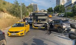 Motosikletliye çarpmamak için manevra yapan otomobil İETT otobüsüne çarptı