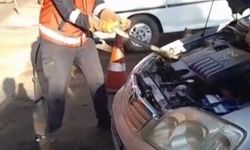 Otomobilin motor bölümüne giren yılanı itfaiye çıkardı