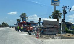 TIR, kavşakta 2 otomobile çarptı; 5 yaralı