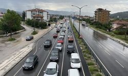 Bayram dönüşü D-100 kara yolunda trafik yoğunluğu devam ediyor