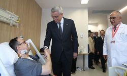 Bakan Memişoğlu, ameliyatında yerli kalp-akciğer makinesi ilk kez kullanılan hastayı ziyaret etti