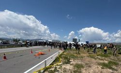 Van'da pikap ile hafif ticari aracın çarpıştığı kazada 4 kişi hayatını kaybetti, 2 kişi yaralandı