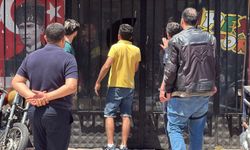Üzerine benzin döküp kendisini iş yerine kilitledi