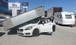 Üzerine reklam totemi devrilen otomobilin sürücüsü yara almadan kurtuldu