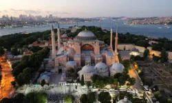 Ayasofya'da yüksek sesle İncil okuyan 2 turist gözaltına alındı