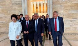 Başkan Şahin partisinden istifa eden Önder Sav ile birlikte meclisteydi