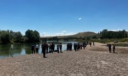 Sivas'ta Kızılırmak'ta akıntıya kapılarak kaybolan çocuğu arama çalışmaları sürüyor