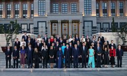 NATO Zirvesi'ne katılan liderler, toplu fotoğraf çekildi