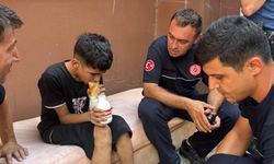 Alevlerden sonra gelen şefkat; itfaiye erleri 13 yaşındaki çocuğu yalnız bırakmadı